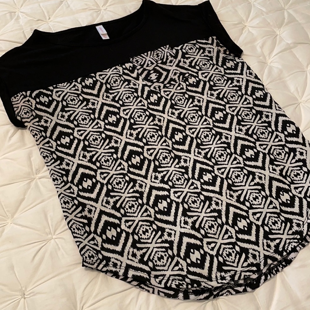 Black & white shirtsleeved top in size small